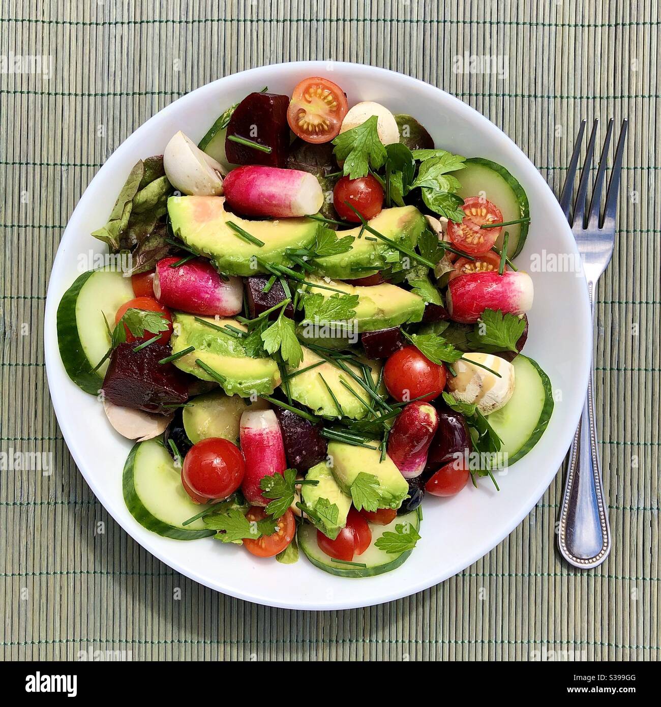 Ciotola di verdure fresche per un gustoso pranzo a base di insalata. - Immagine stock catturata con smartphone