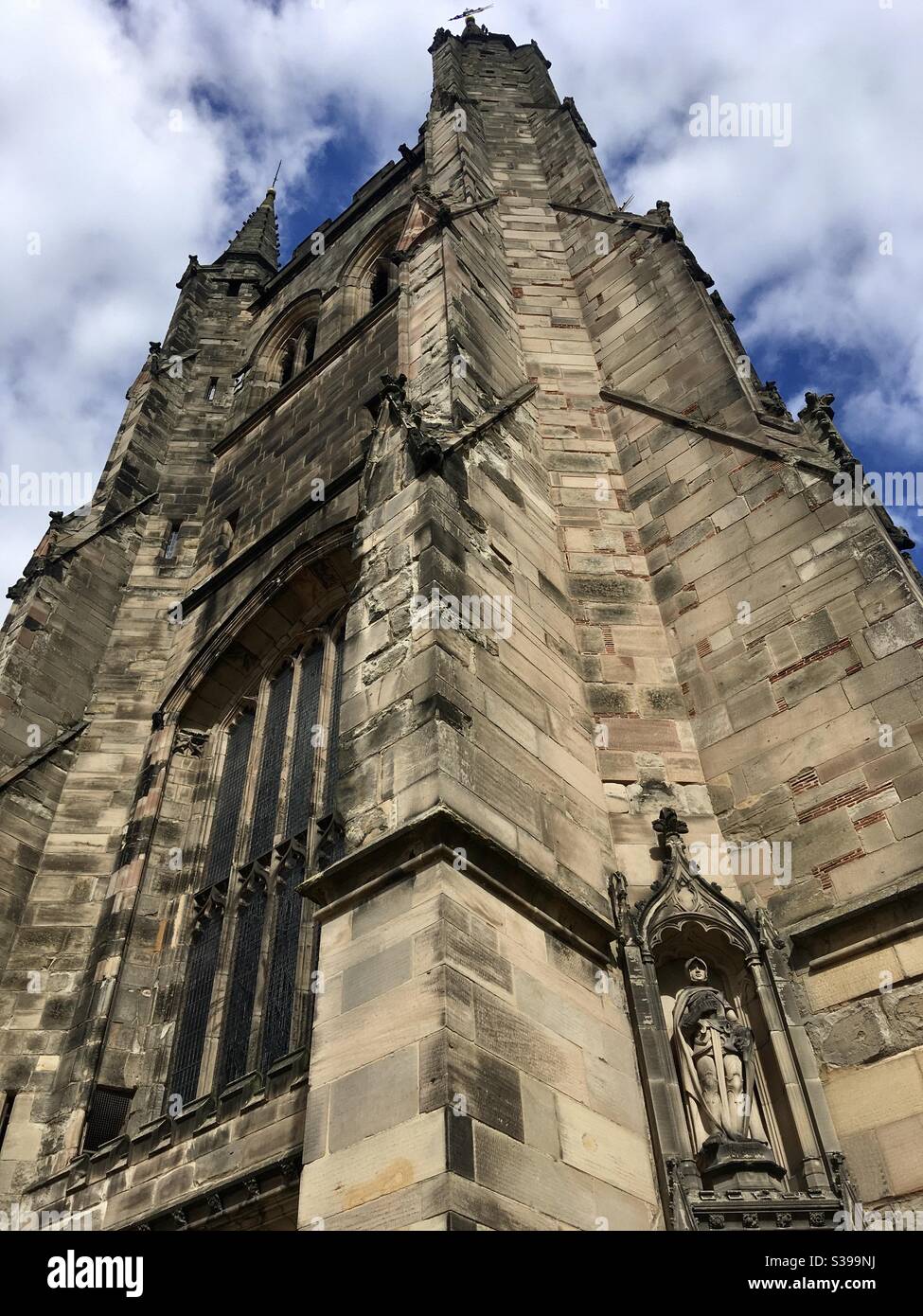 La Chiesa di Saint Editha, Tamworth, è una delle più belle d’Inghilterra. Fu fondata nel nono secolo e si trovava all'interno del recinto del palazzo reale Merciano. - Immagine stock catturata con smartphone