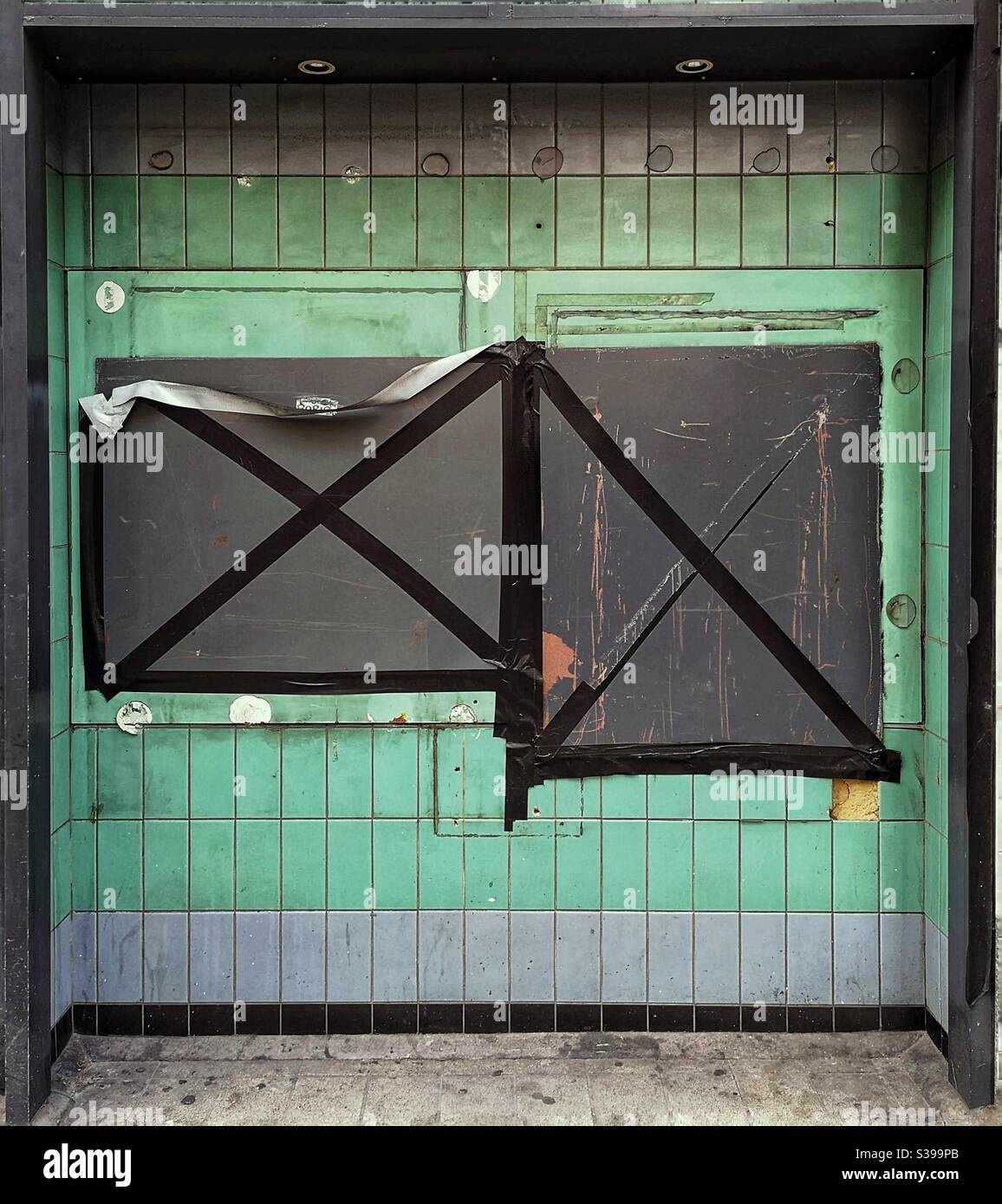 Londra Underground tapered finestre chiuse con piastrelle verdi Foto Stock