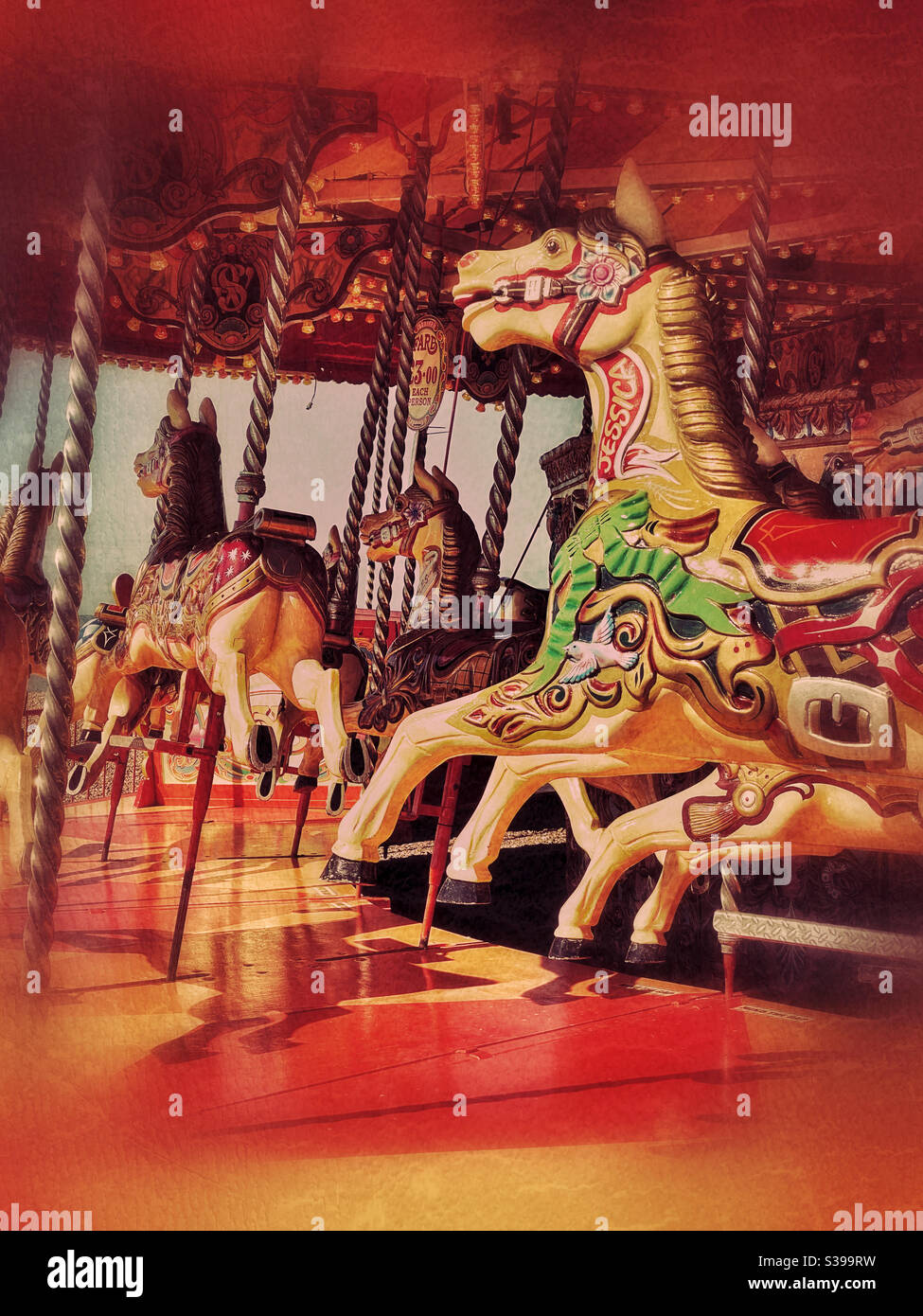 Cavalli su un Merry-Go-Round, in attesa di felici cavalieri di unirsi a loro. Un'immagine di un'epoca passata? Credito fotografico - ©️ COLIN HOSKINS. Foto Stock