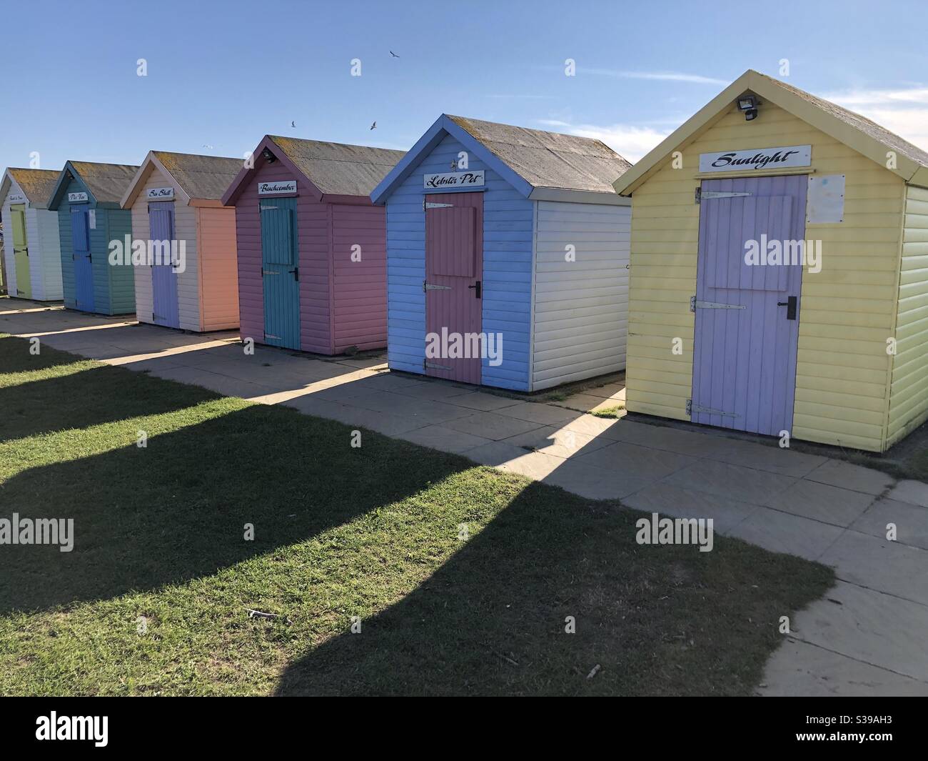 Capanne da spiaggia e ombre pastello Foto Stock