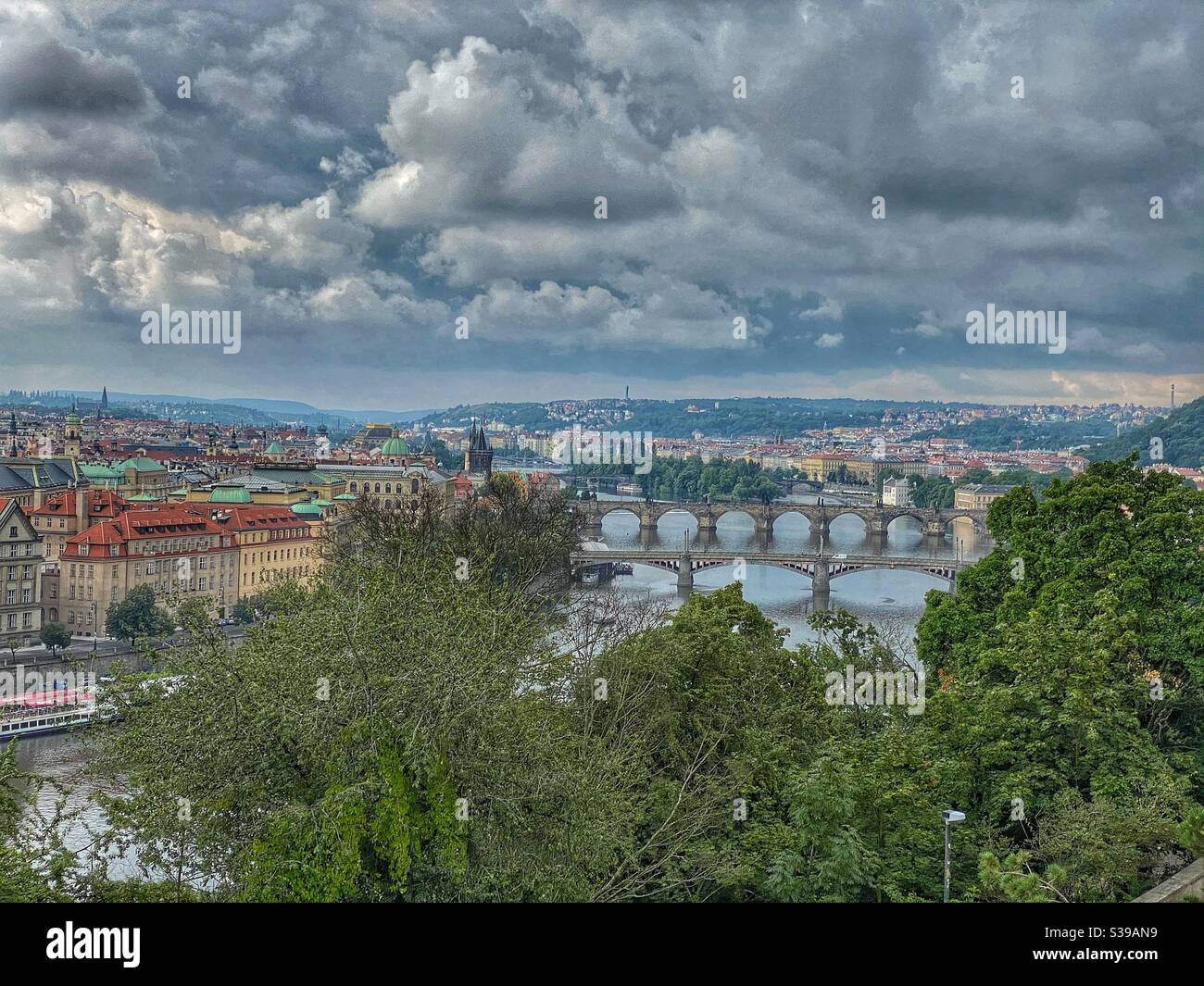 Vista nuvolosa sulla città vecchia di Praga, sul fiume Moldau e sui ponti. Foto Stock