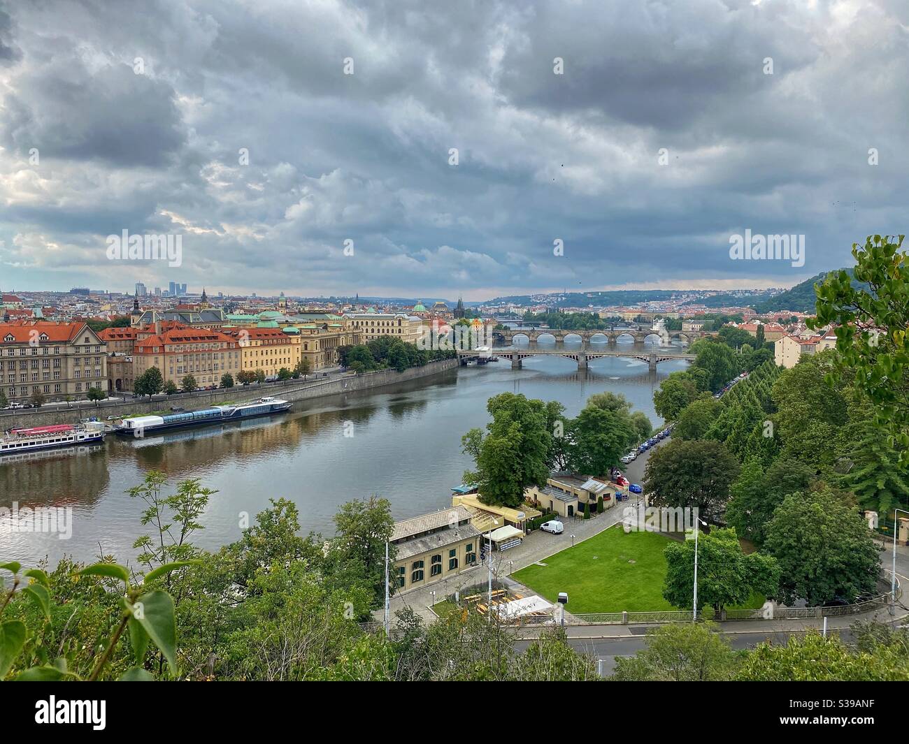 Vista panoramica nuvolosa sulla città vecchia di Praga e sul fiume Moldau con ponti. - Immagine stock catturata con smartphone
