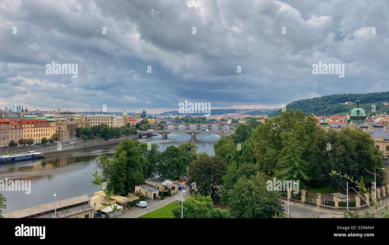 Vista panoramica sulla città vecchia di Praga e sui ponti sul fiume Moldau. Foto Stock