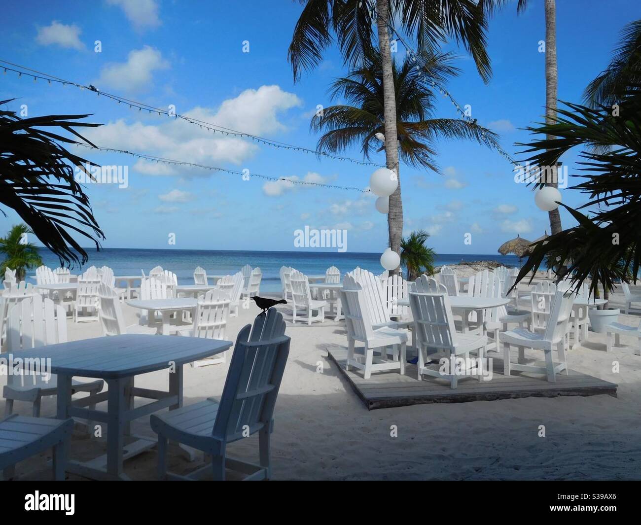 Tavoli e sedie sulla spiaggia di Aruba. Foto Stock