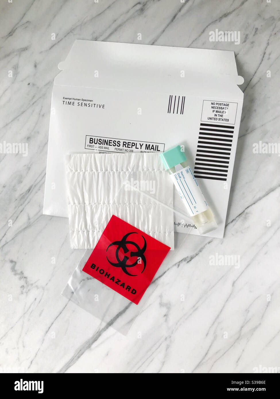 Kit di test per la casa medica, inviare il campione per l'analisi. Contatto libero - Immagine stock catturata con smartphone