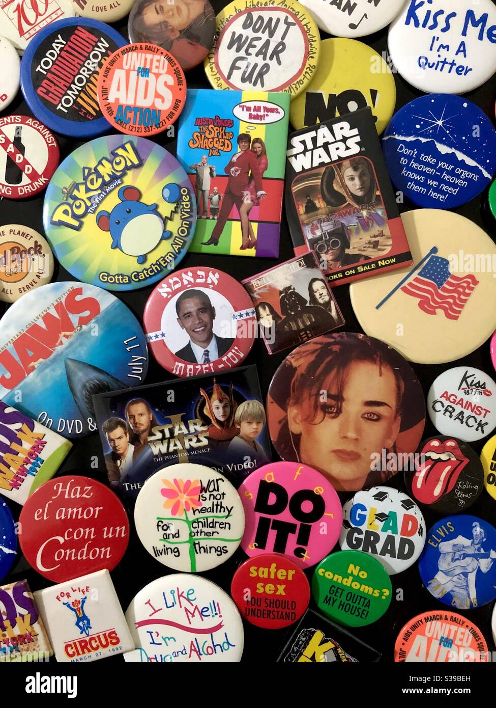 Una raccolta di personaggi politici, giochi e vari pulsanti e spille culturali - Immagine stock catturata con smartphone