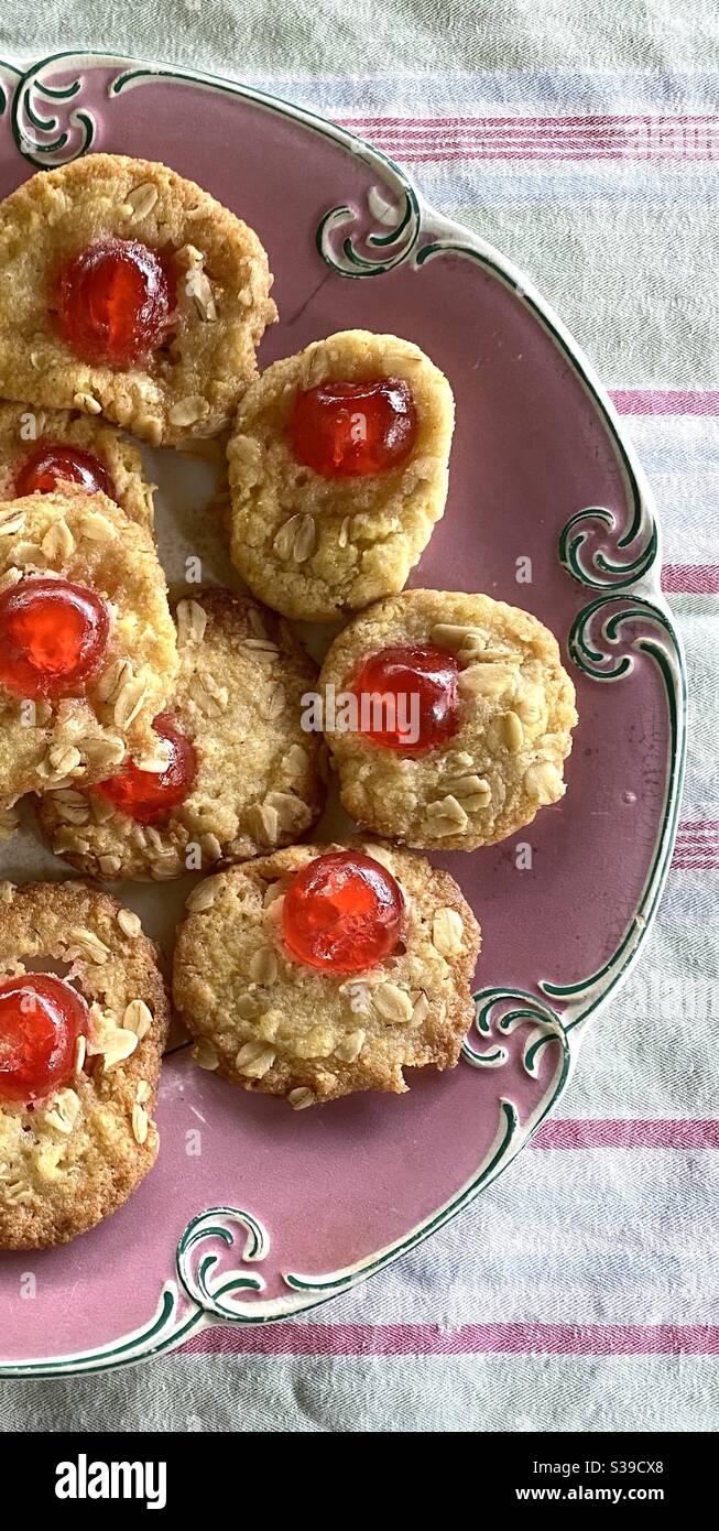 Biscotti al momento di fusione su un piatto rosa e verde d'annata. Foto Stock