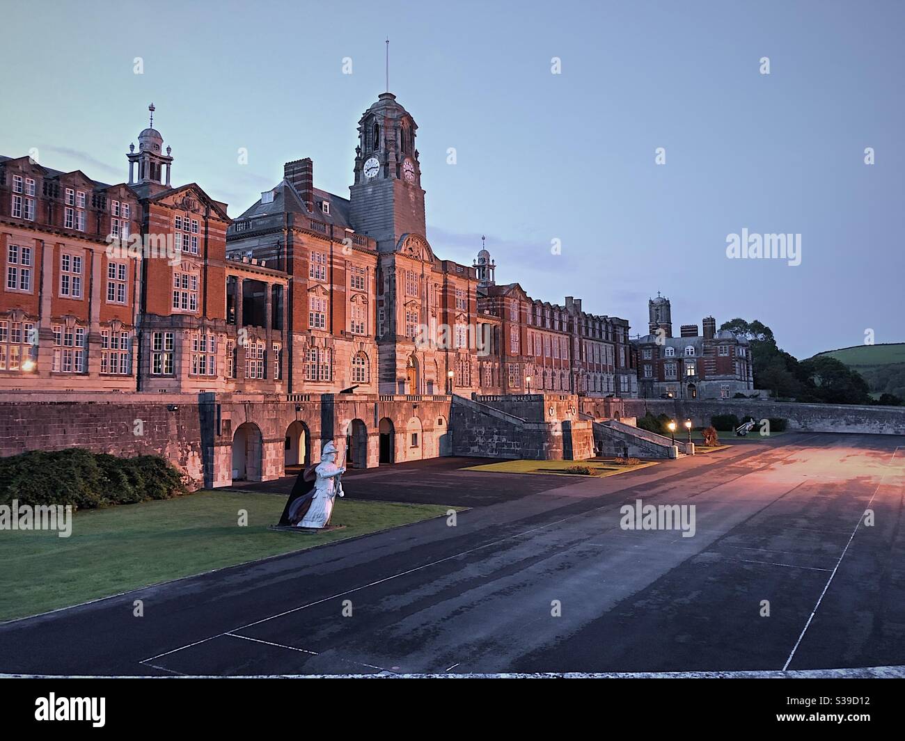Britannia Royal Naval College al tramonto Foto Stock
