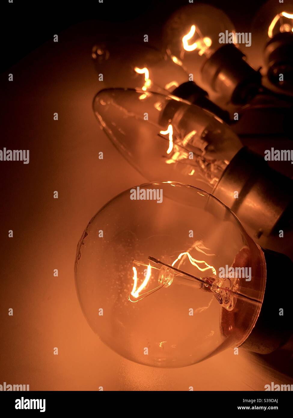 Filamenti illuminati nelle lampadine Foto Stock