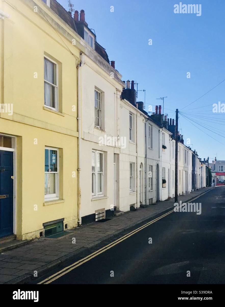 Case colorate sulla strada a Brighton, Inghilterra, Regno Unito (agosto 2020) - Immagine stock catturata con smartphone