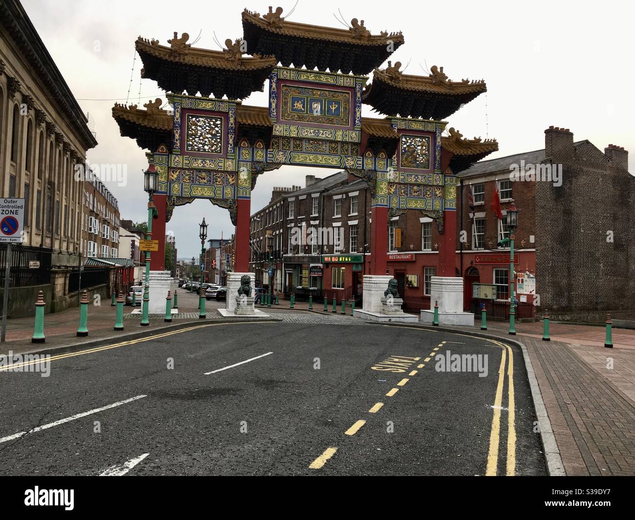 Ingresso alla China Town di Liverpool UK, realizzato in stile architettonico cinese Foto Stock