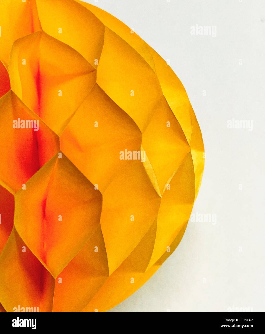 ornamento di carta giallo Foto Stock