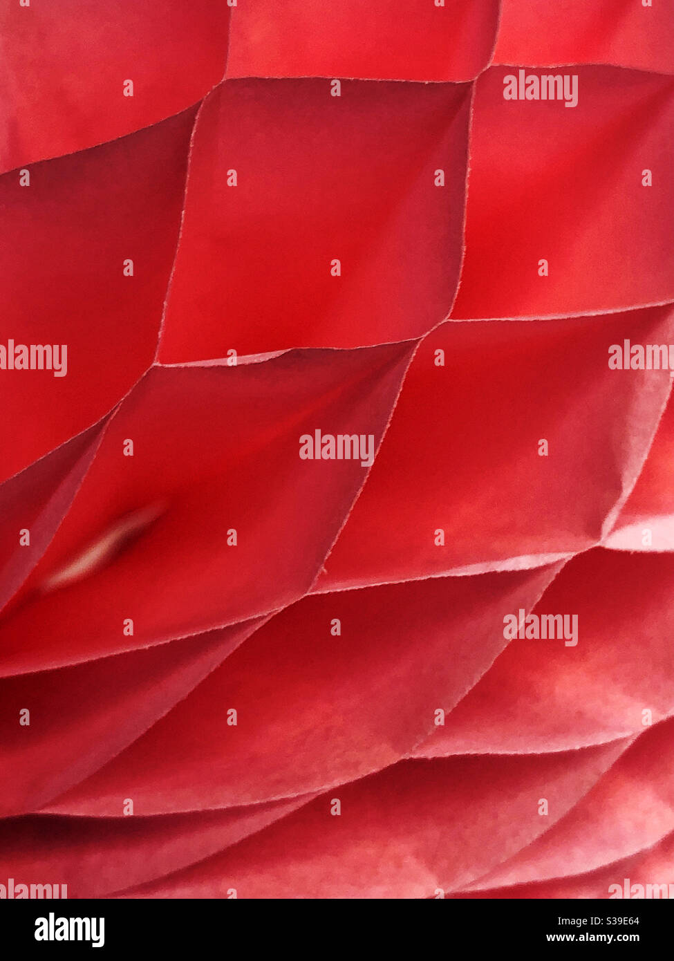 carta rossa ornamento nido d'ape closeup Foto Stock