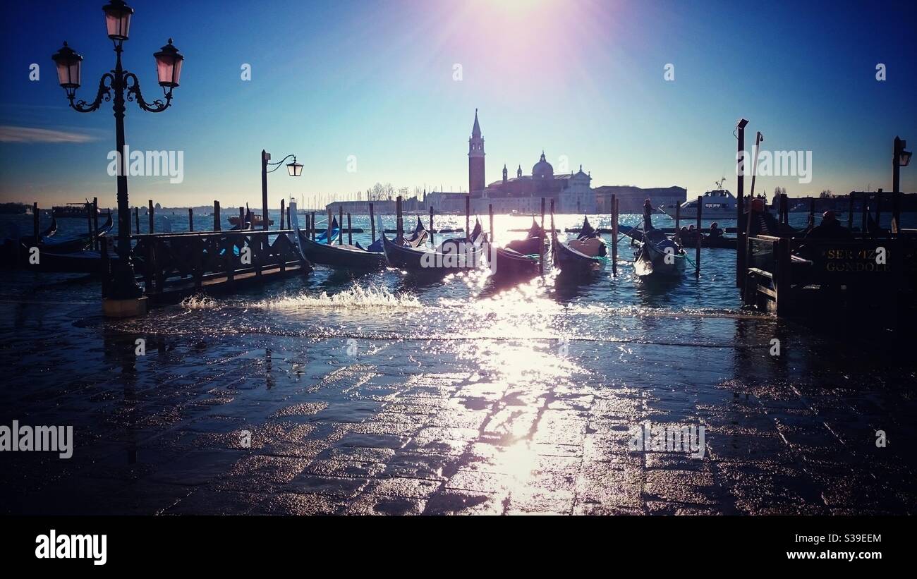 Una fotografia di gondole parcheggiate presso Piazza San Marco a Venezia, Italia. Foto Stock