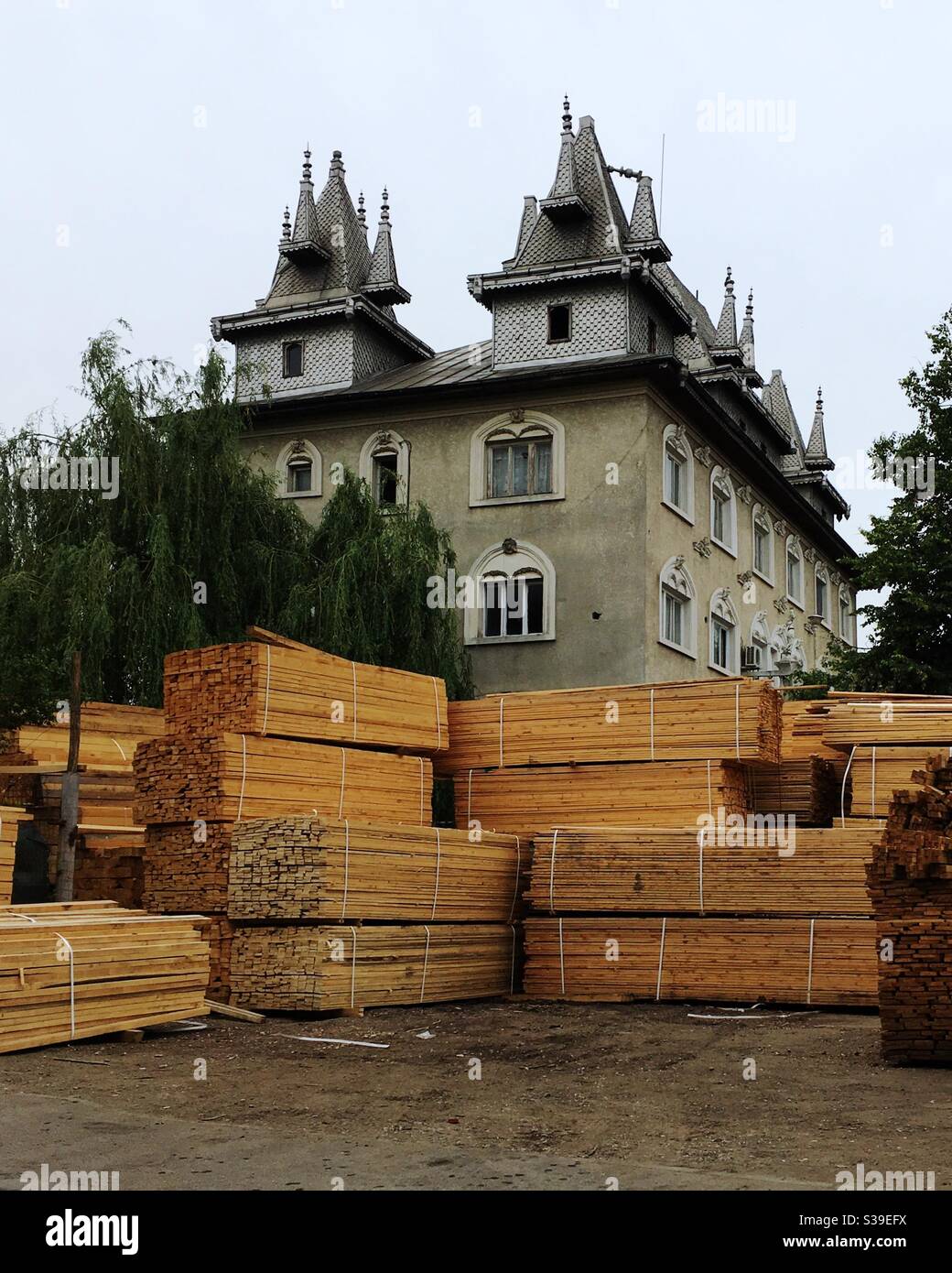 Castello come casa di famiglia Rroma a Bucarest Romania, conduzione di affari con legno lavorato immagazzinato nel cortile Foto Stock