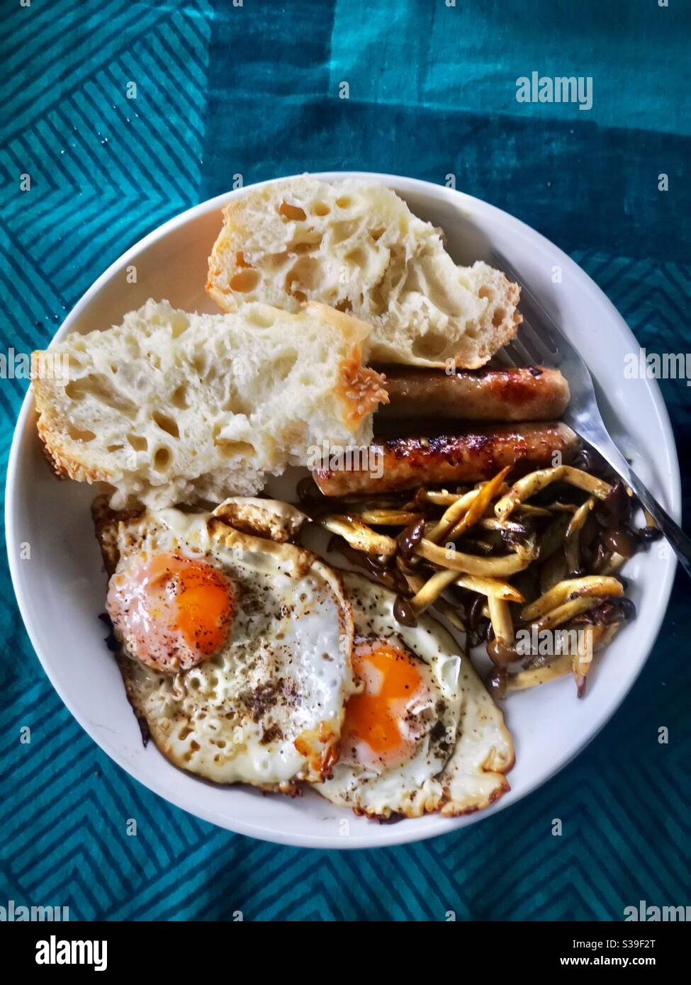 Uova fritte con salsiccia e funghi. Foto Stock