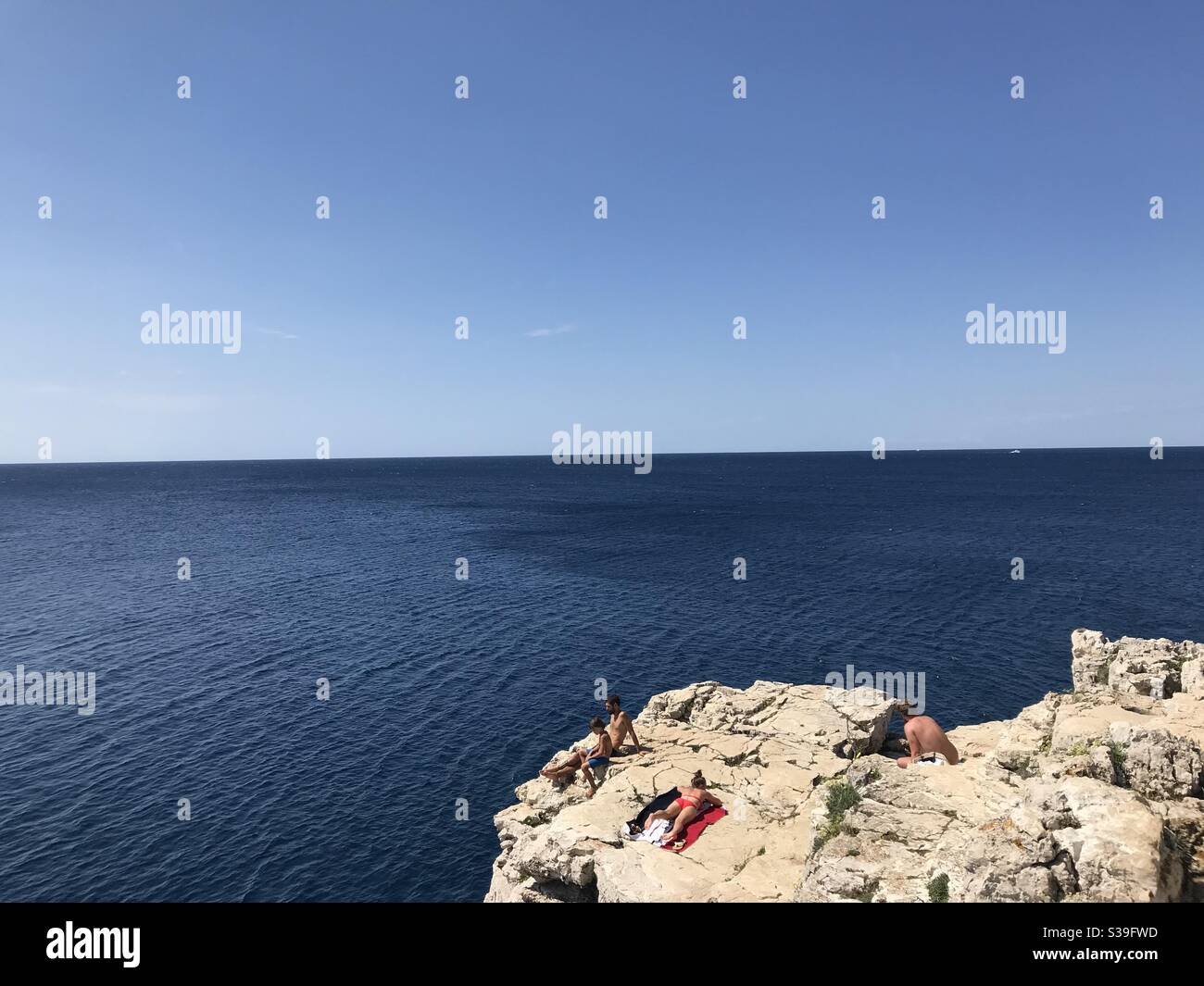 Bagnanti sulla costa croata Foto Stock