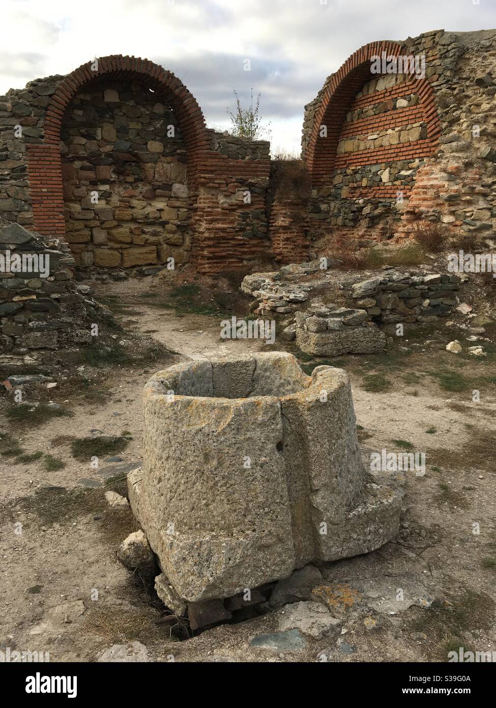 Pozzo d'acqua e archi in mattoni nell'antico romano e. Porto greco di Histria Dobrogea Romania Foto Stock