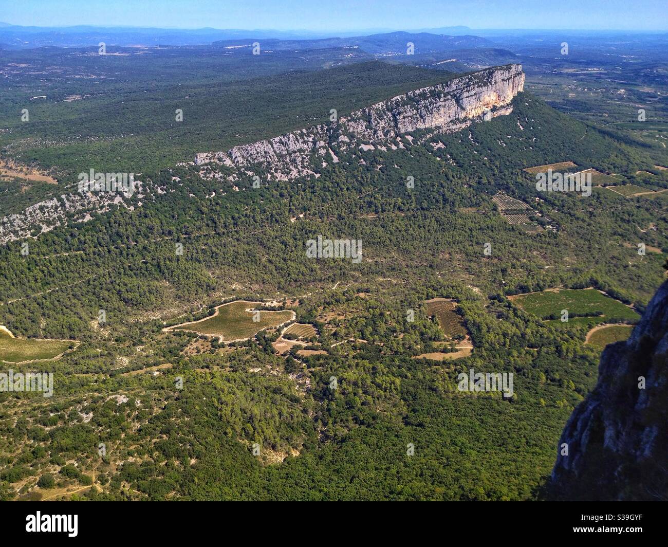Hortus montagna vista della cima di Pic St Loup, Occitanie Francia - Immagine stock catturata con smartphone