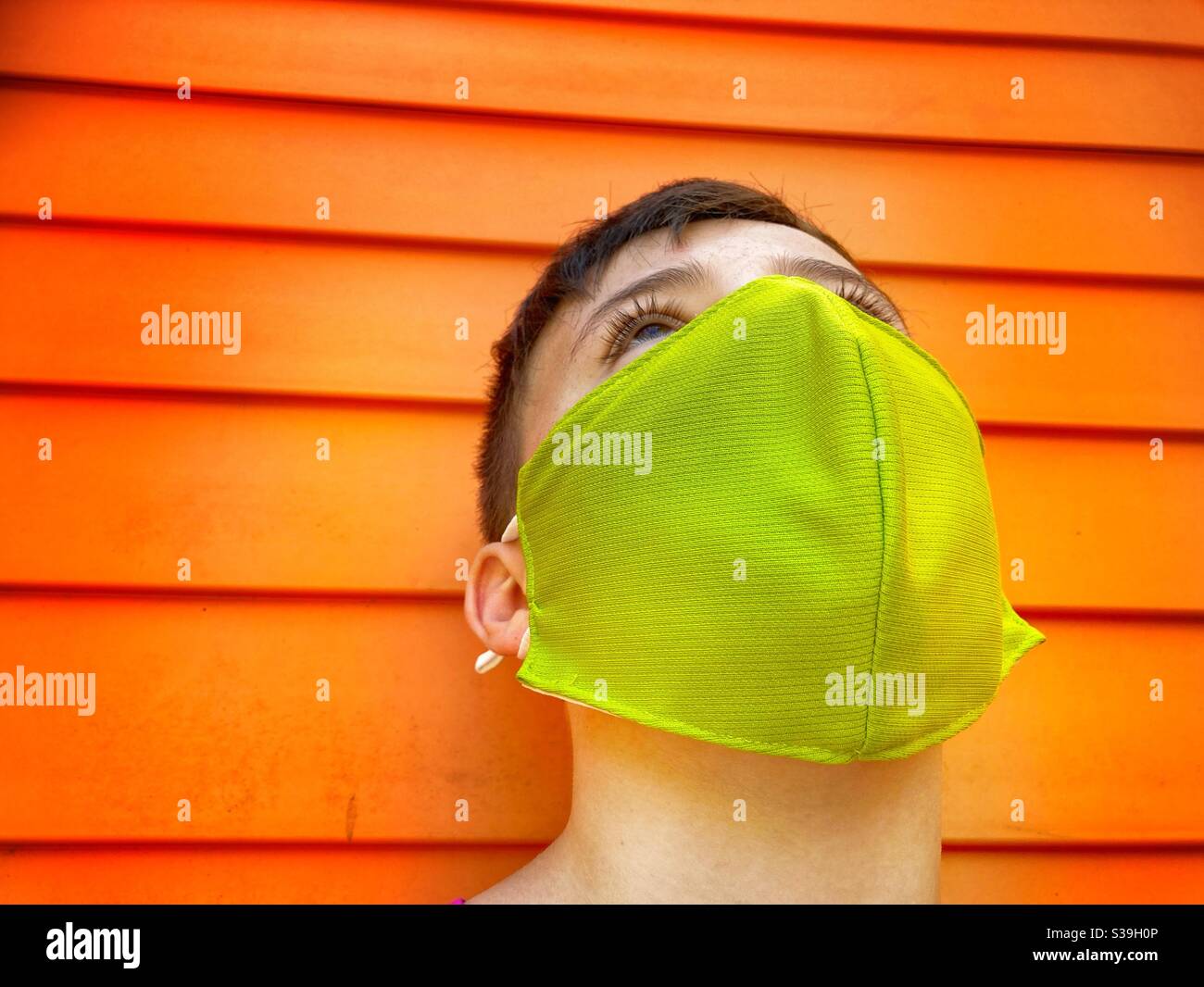 Ragazzo che indossa una maschera fatta in casa Foto Stock