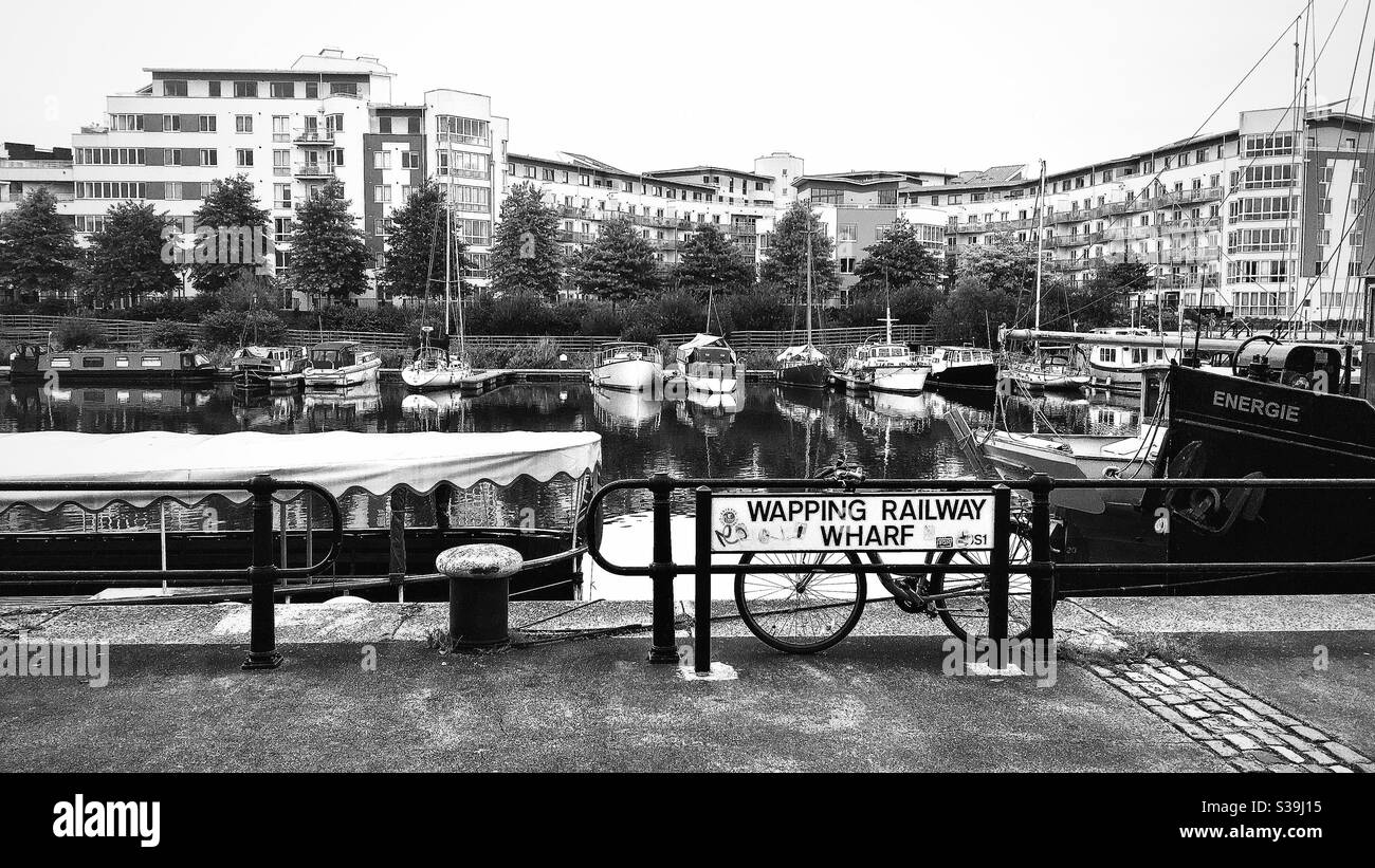 Bristol, Inghilterra, Regno Unito - Settembre 2020: Foto in bianco e nero di Wapping Railway Wharf al porto di Bristol, Inghilterra, Regno Unito Foto Stock