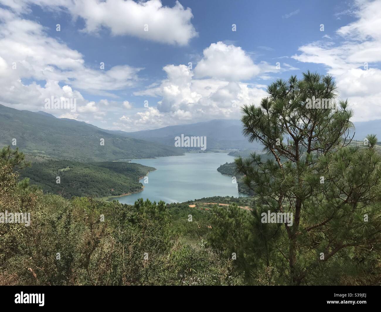 Riserva di Haixihai a Yunnan, in Cina, sotto un cielo blu pieno di nuvole Foto Stock