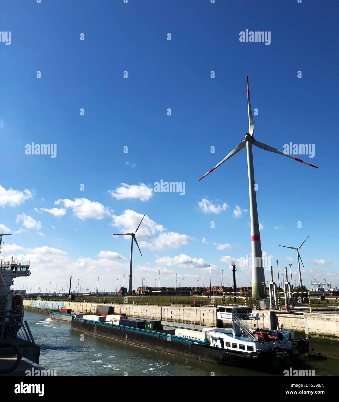 Chiatta di canale con contenitori in una serratura di canale nel Porto di Anversa Foto Stock