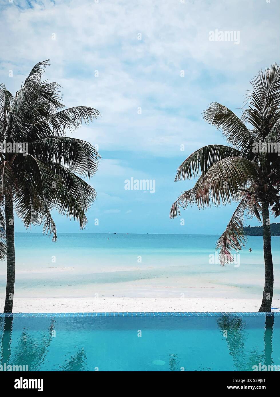 Vista sulla spiaggia e sulle palme di un'isola cambogiana Foto Stock