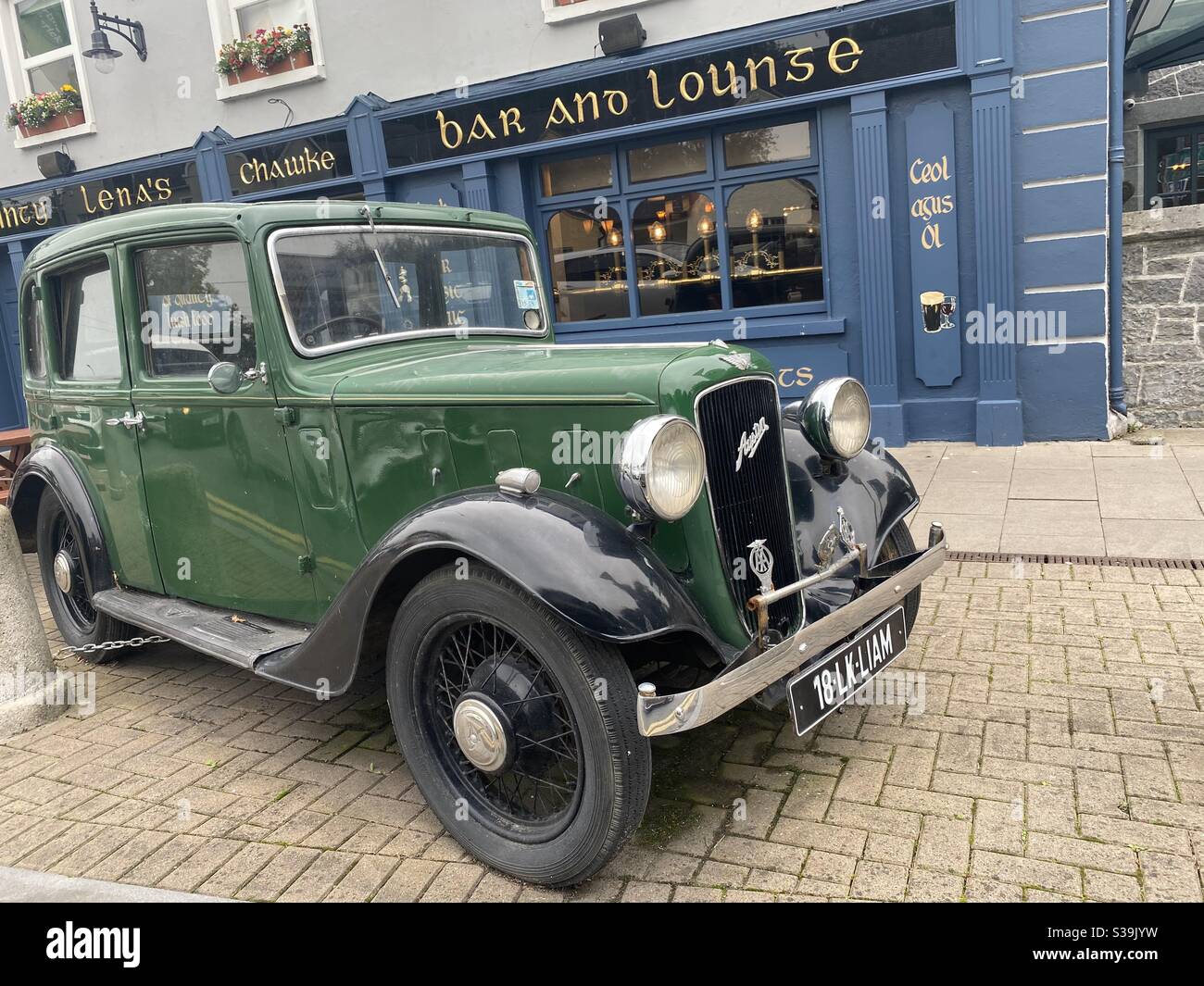 Un'auto Austin 10 parcheggiata fuori da un bar ad Adare, Limerick, Irlanda. Lanciato nel 1932 è rimasto in produzione fino al 1947. Foto Stock