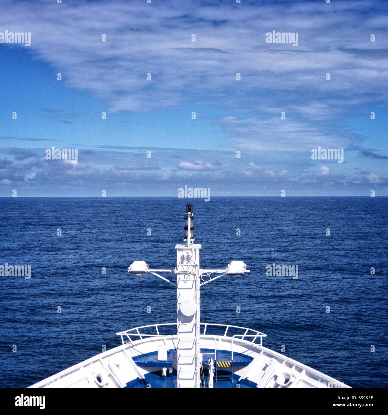 Nave da crociera che naviga nel Mare del Nord. - Immagine stock catturata con smartphone