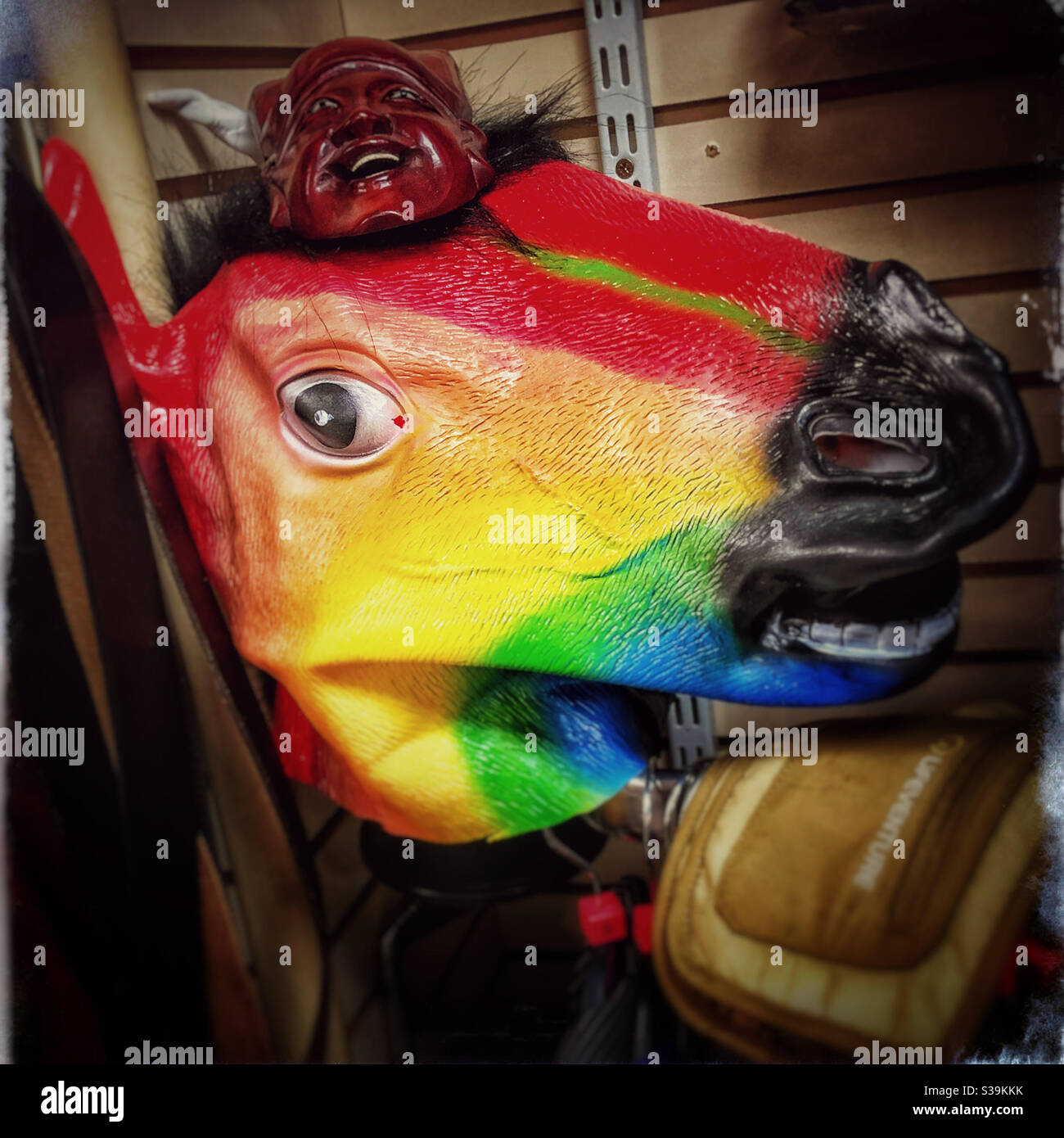Maschera di testa di cavallo di colore arcobaleno in un negozio di beneficenza - Immagine stock catturata con smartphone