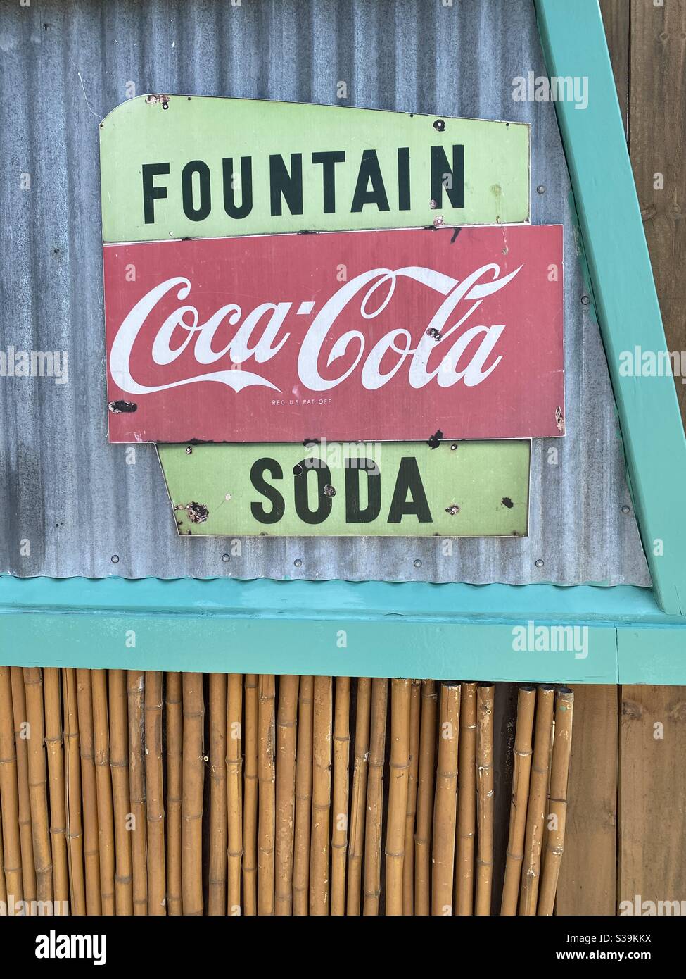 Vecchio segno Coca Cola su una parete esterna Foto Stock