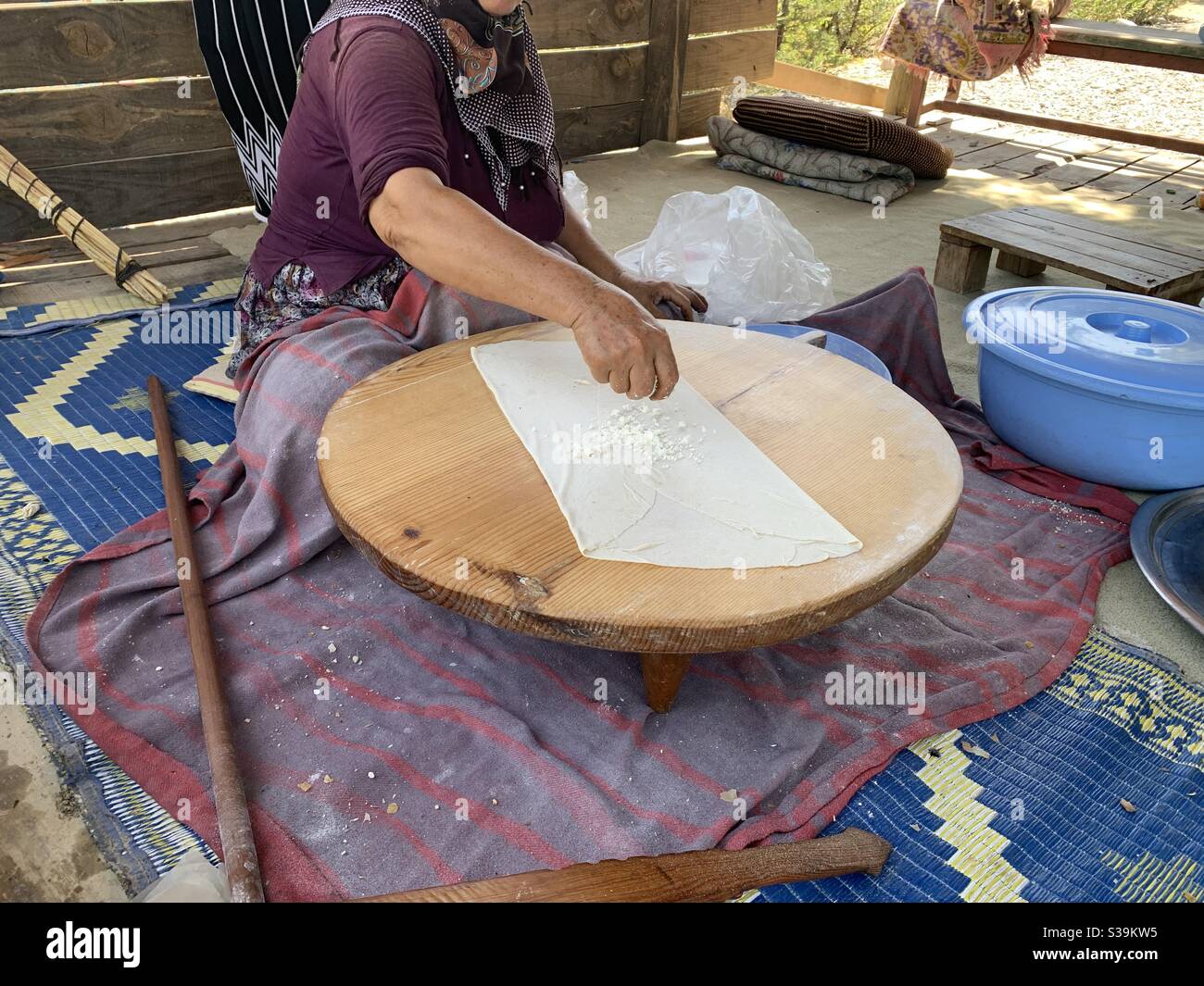 Donna locale che fa frittelle turche Foto Stock