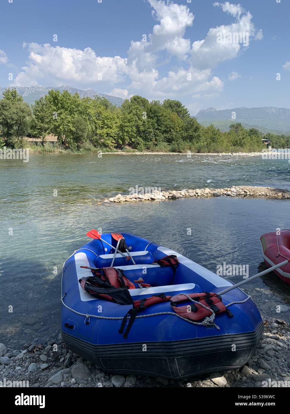 Barca di rafting blu vuota in attesa vicino al fiume per i passeggeri Nel fiume Manavgat Foto Stock