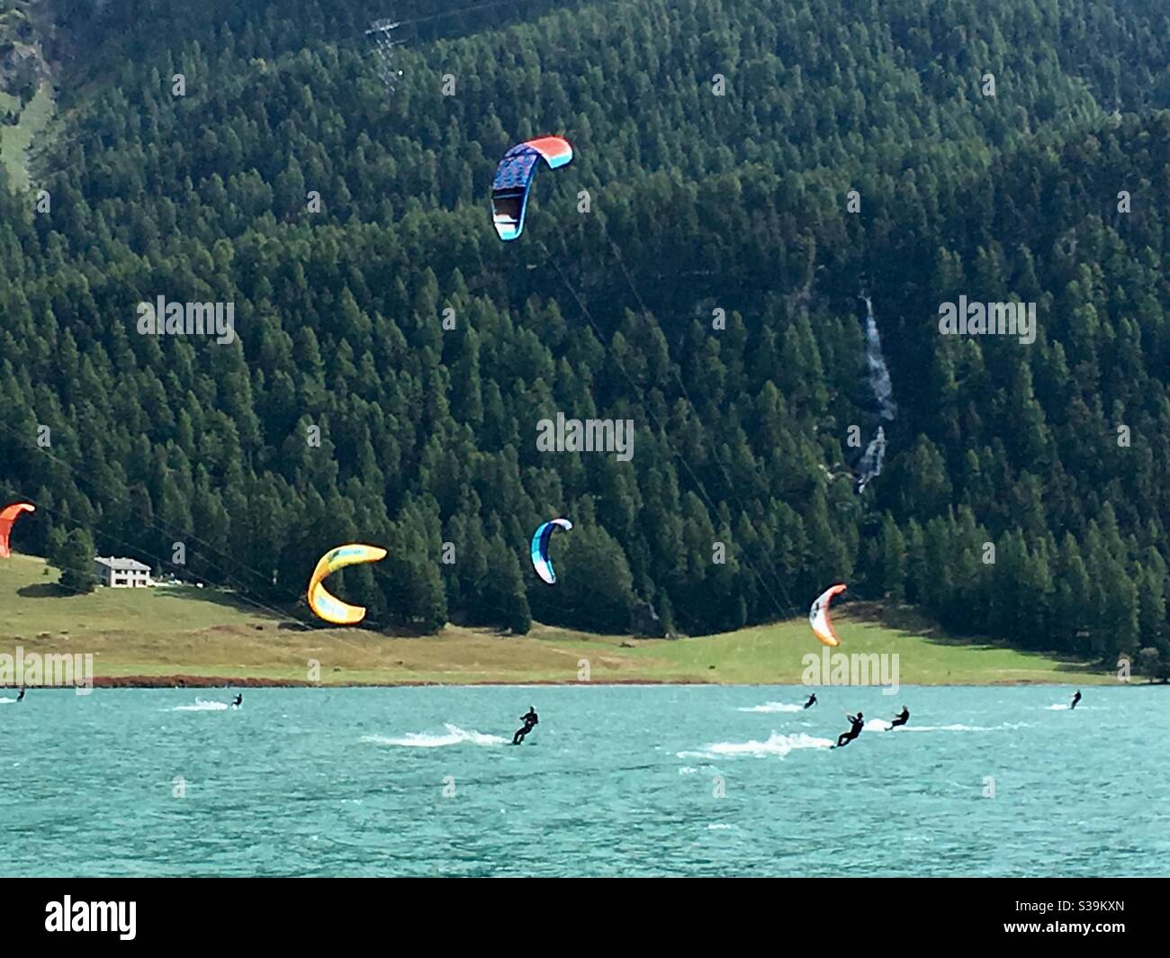 Kite surf sul lago Silvaplana, Engadin, Svizzera Foto Stock