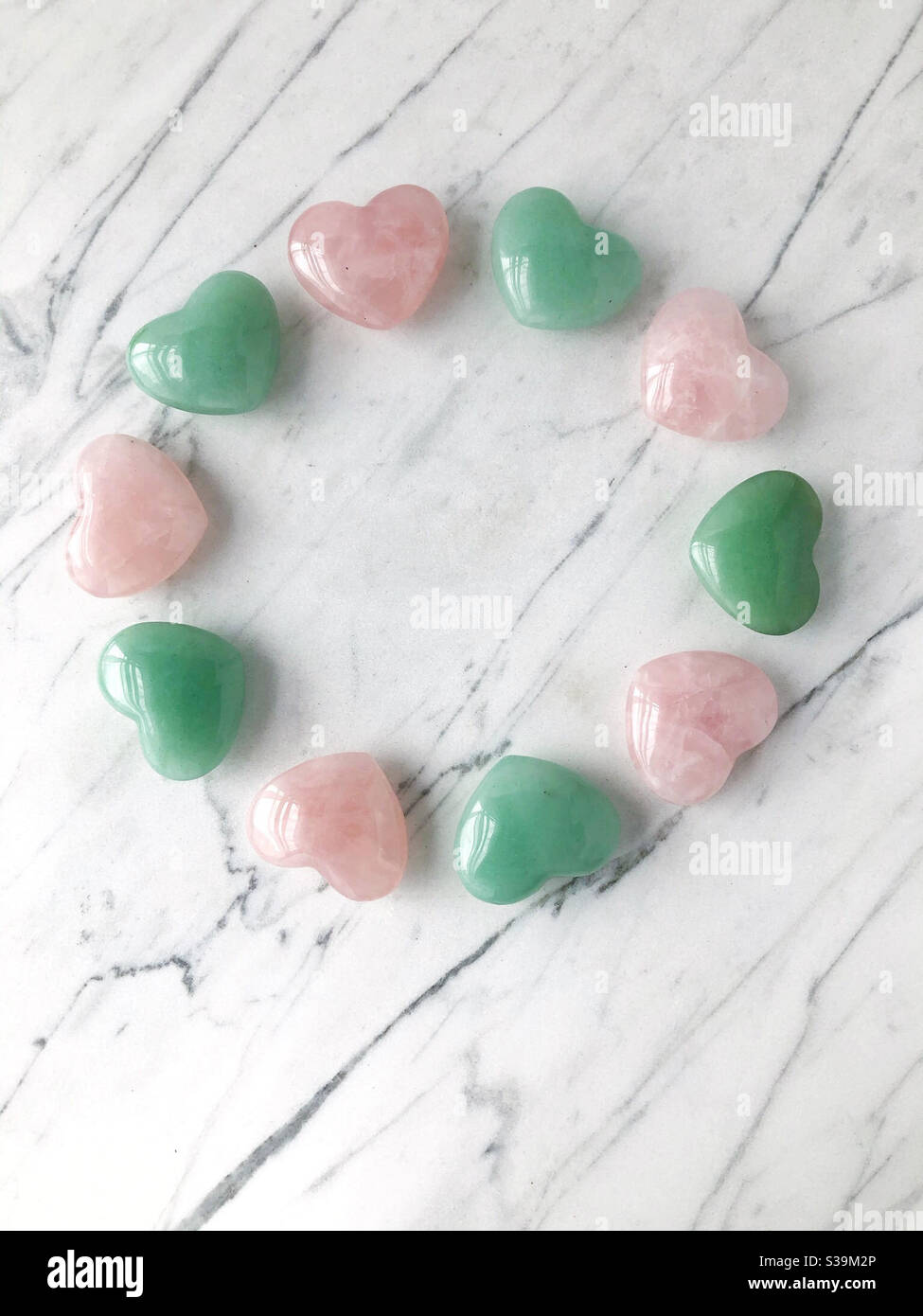 Cerchio di cuori in due tonalità, rosa e verde Foto Stock