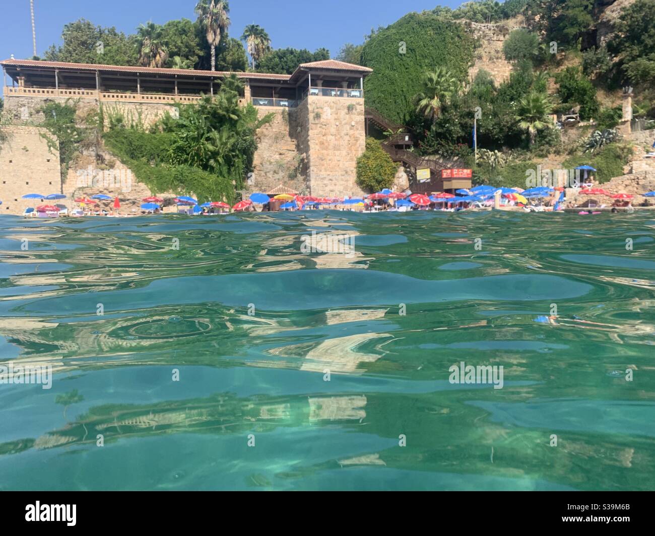 Mermerli vista spiaggia dal mare Foto Stock