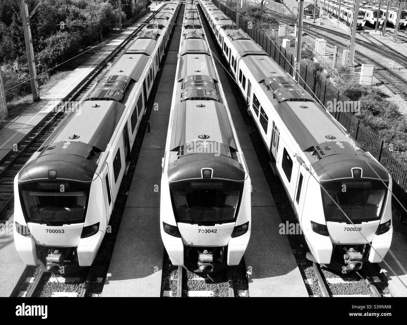 Tre treni elettrici della British Rail Classe 700 per Thameslink presso il deposito ferroviario di Bedford, Bedfordshire, Inghilterra, Regno Unito. Foto Stock