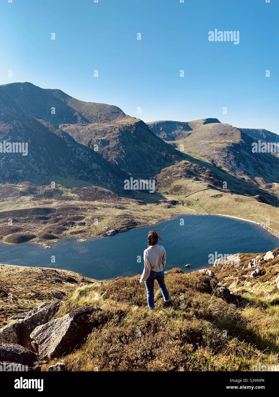 Ragazza in piedi sulla cima di una montagna in Snowdonia, Galles. Foto Stock