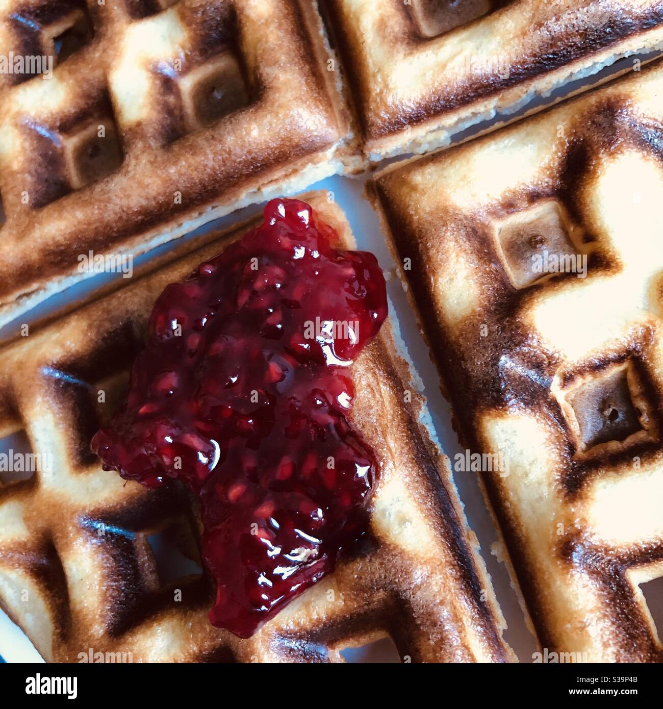 Gustosi waffle belgi con marmellata di lamponi - primo piano - Immagine stock catturata con smartphone