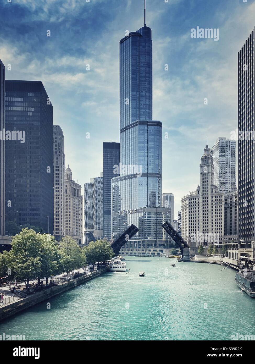 Centro di Chicago e vista sulla Trump Tower sul fiume Chicago con il ponte sollevato in una bella giornata di sole. Foto Stock