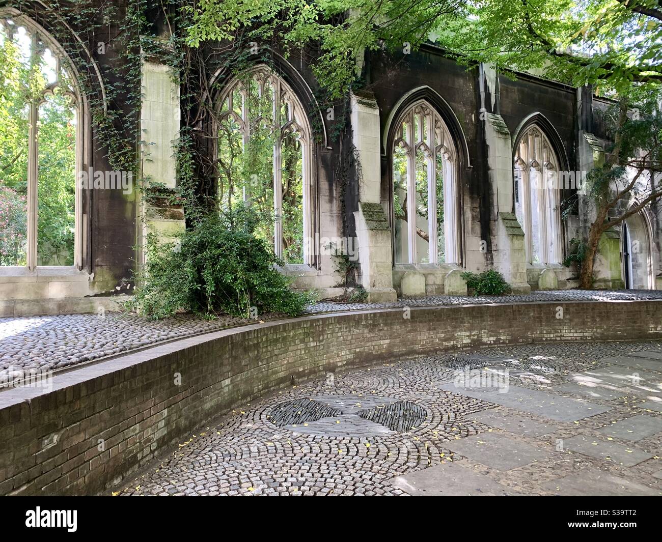 Finestre ad arco in pietra a st Dunstan nella chiesa orientale giardino - Immagine stock catturata con smartphone