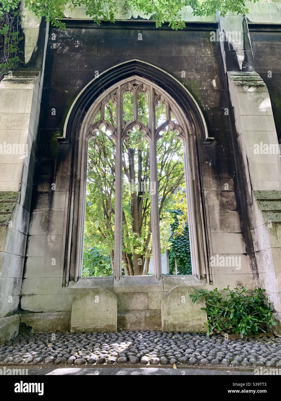 Arco di pietra a st dunstans a est - Immagine stock catturata con smartphone