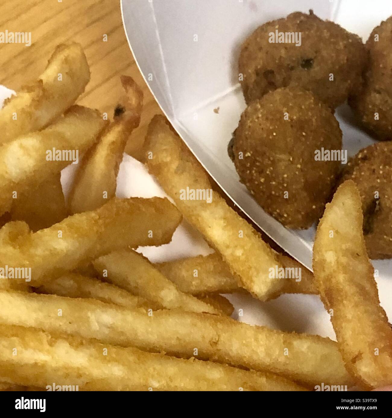 Cibo fritto, patatine fritte, jalapeño poppers, mangiare fuori, primo piano Foto Stock