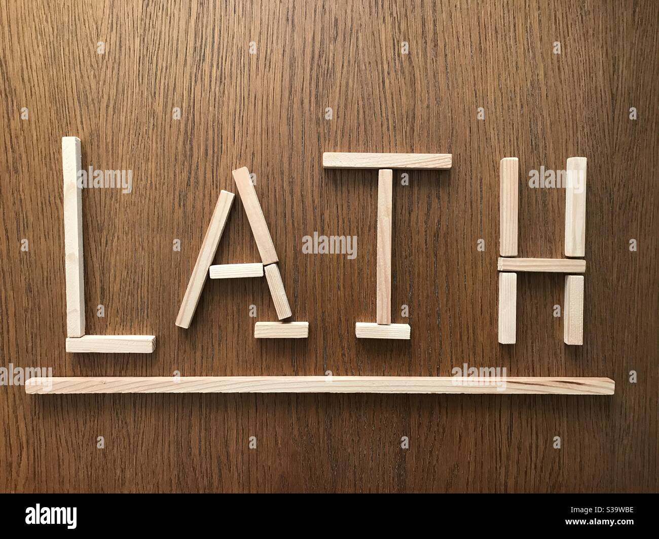 La parola sottolineata «LATH» composta da piccoli latini Foto Stock