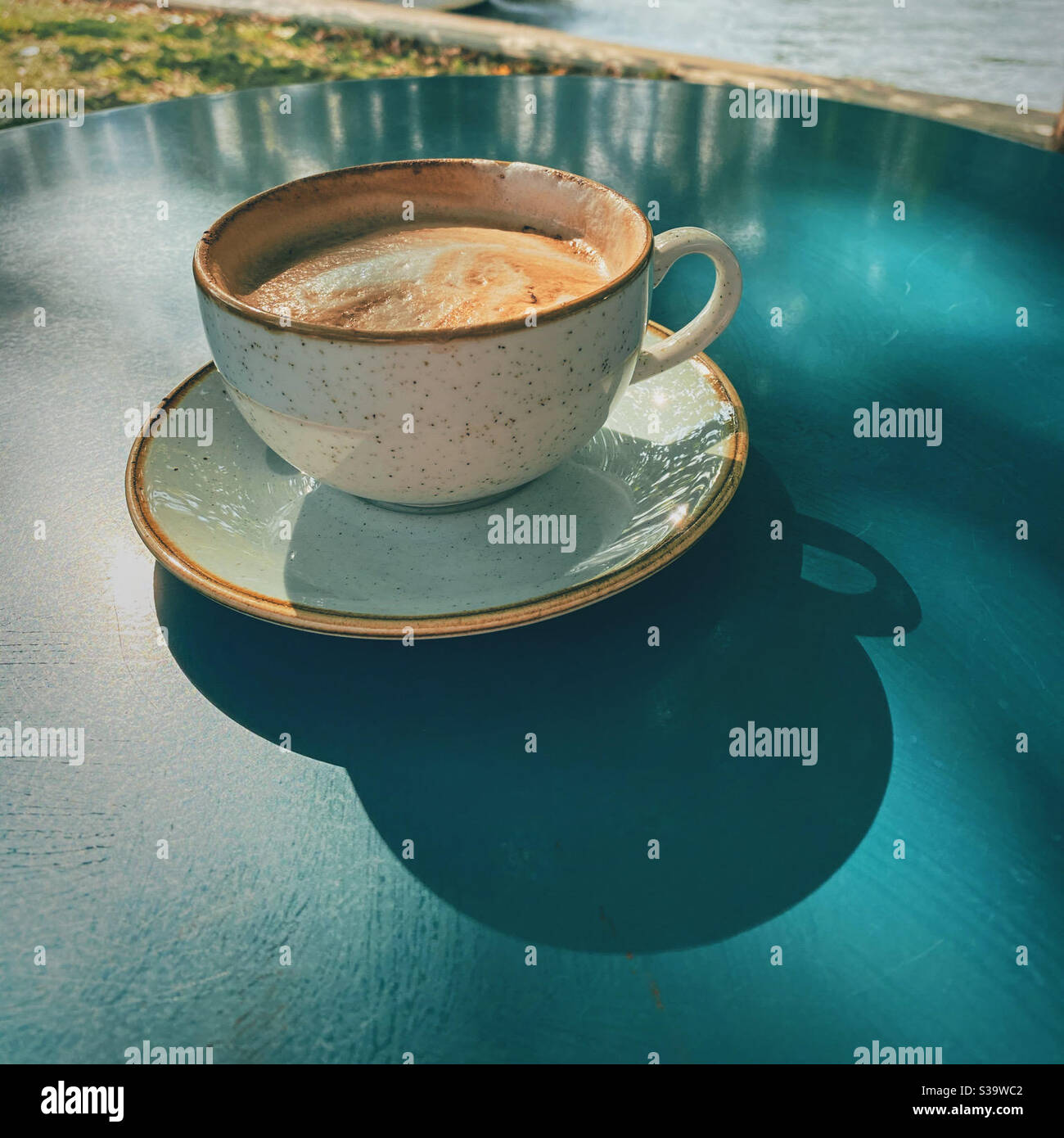 Caffè vicino al fiume - Immagine stock catturata con smartphone