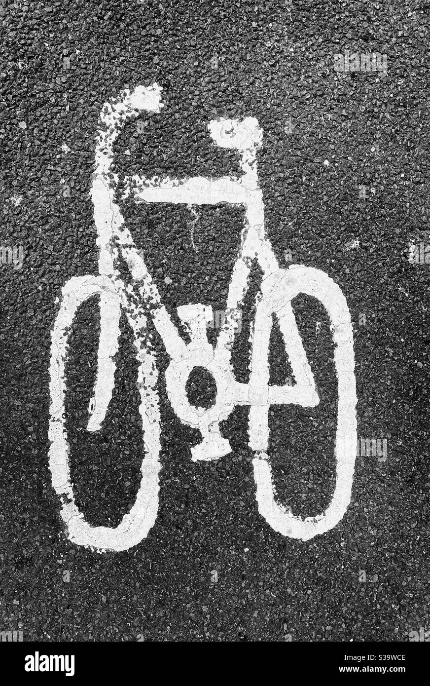 Immagine in alto (posizione piatta) di un'immagine che raffigura una bicicletta. Questa è una pista ciclabile! Se più persone si fossero ciclate, ci sarebbe meno emissioni di gas serra! Emergenza climatica? Foto ©️ COLIN HOSKINS. Foto Stock