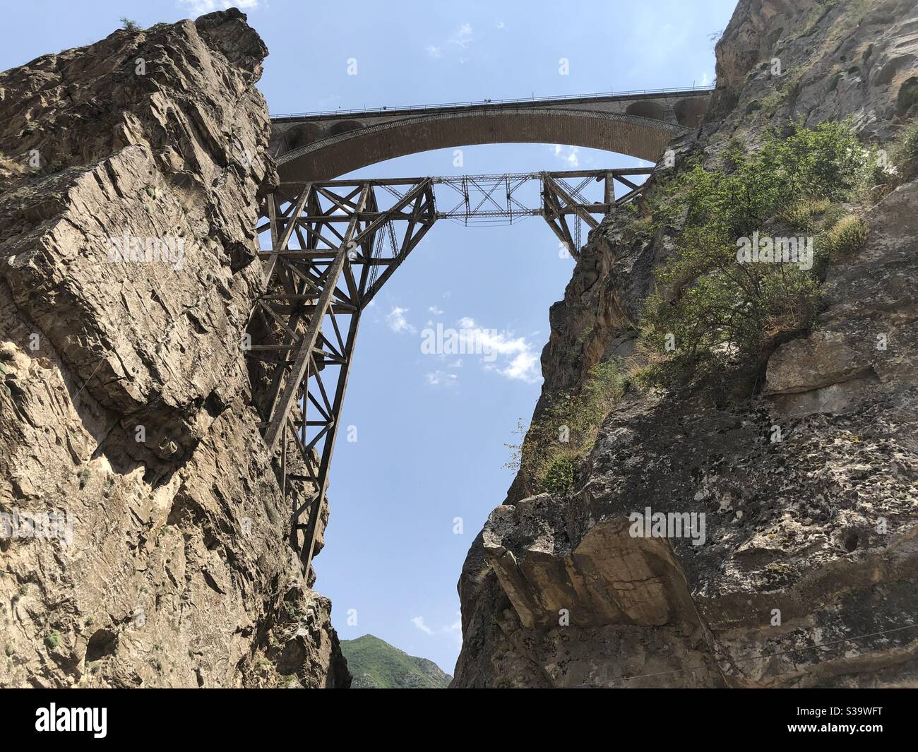 Il ponte di Weresk, costruito dagli ingegneri tedeschi alla seconda guerra mondiale, in quel periodo il re dell'Iran lasciò il principale ingegnere sotto il ponte quando il primo treno stava per passare per assicurarsi che il ponte sia sicuro. Foto Stock