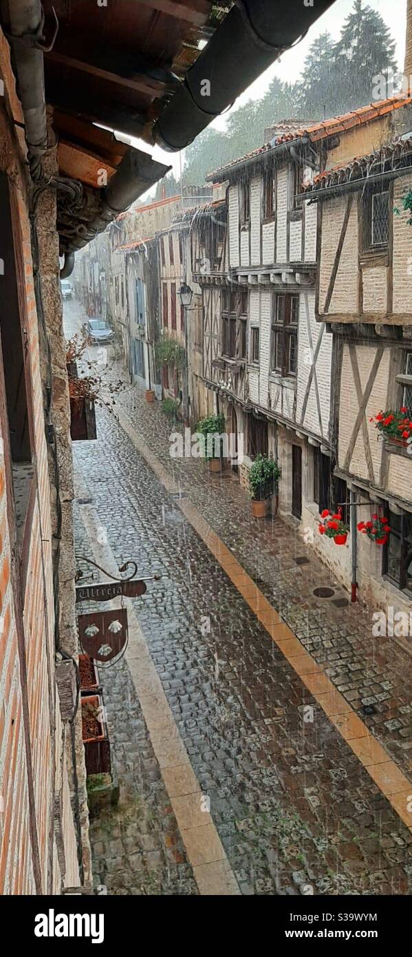 Piogge intense a Parthenay Francia - Immagine stock catturata con smartphone